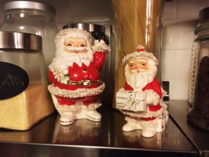 Vintage spaghettie santas